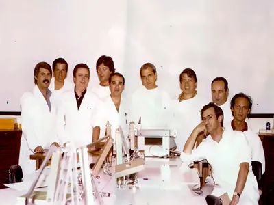 Un gruppo di giovani medici in camice attorno a un tavolo da laboratorio con gli articolatori, a Cagliari; fra loro Andrea Recchia